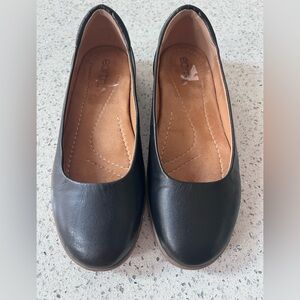 NWOT Earth Black Leather Ballet Flats with Tan Insole Size 6